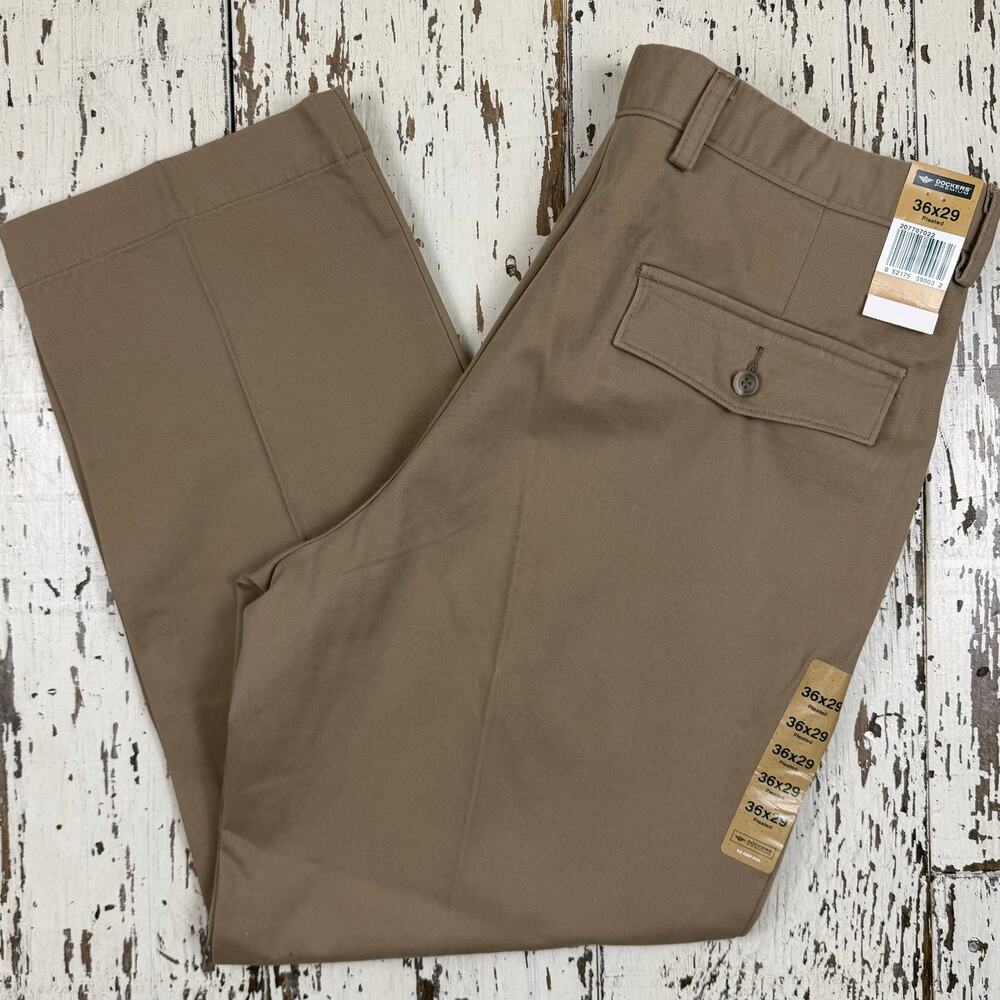 Dockers Premium Dress pant men’s 36x29 Relaxed fit. pleated. NWT. Tan.
